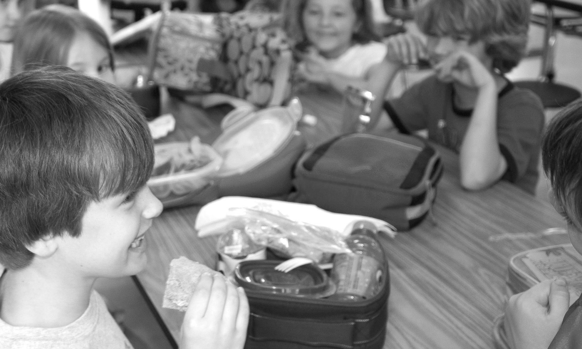 little-kids-eat-lunch-in-school-cafeteria