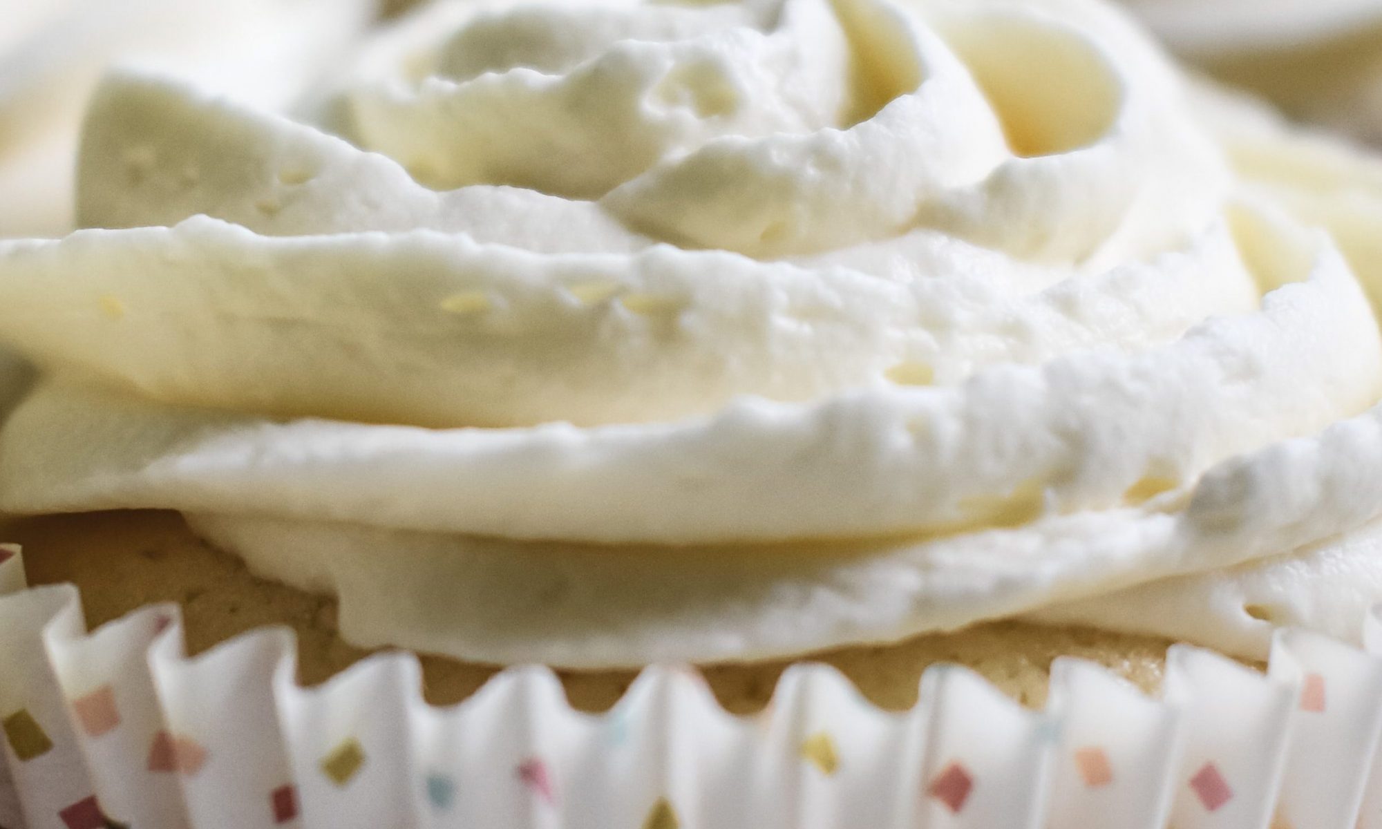vanilla-cupcakes-with-vanilla-frosting-in-speckled-cupcake-papers