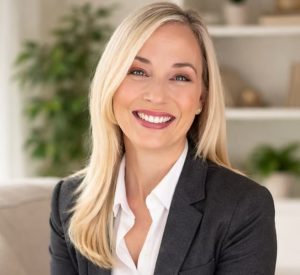 Headshot of Elizabeth Hamilton-Guariono, bestselling author, speaker, and found of the Best Ever You Network.